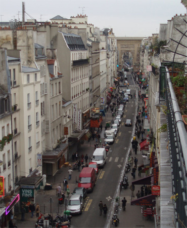 ... avec de nombreuses plantes vertes.