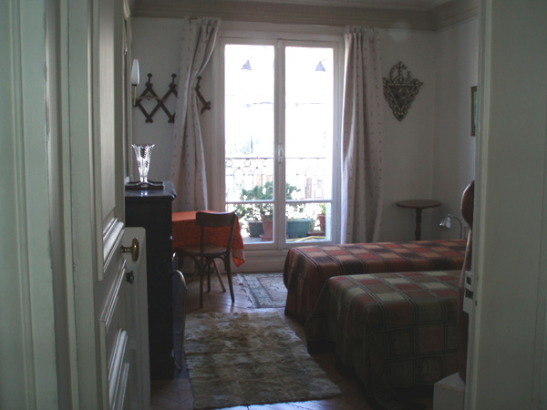 La chambre vue du couloir et plein soleil sur le balcon...