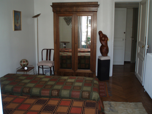 Une armoire pour vos v�tements, une sculpture en bois d'olivier...