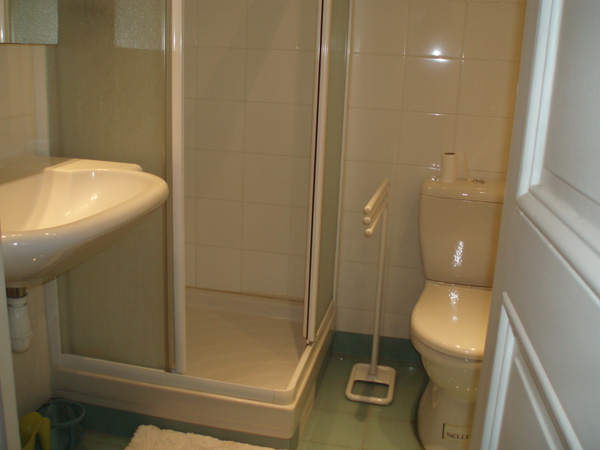Une salle d'eau compl�te et ind�pendante.