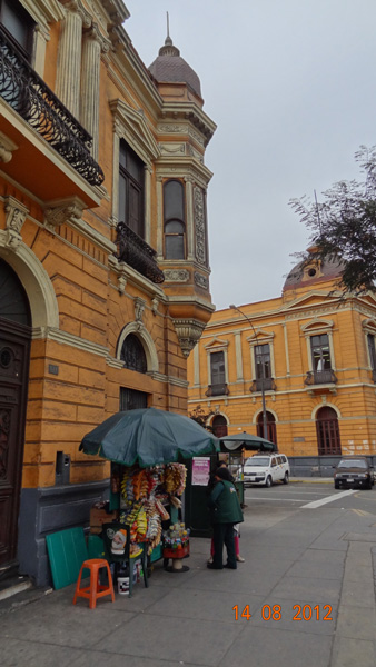 Fa�ade sur la plazza Bolognesi