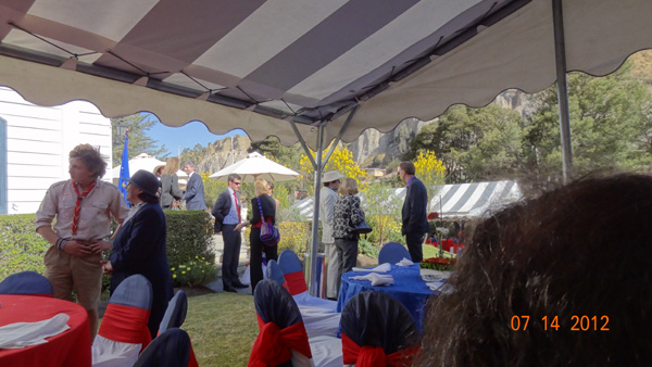 Il est tard, les invit�s des premi�res tables sont repartis.